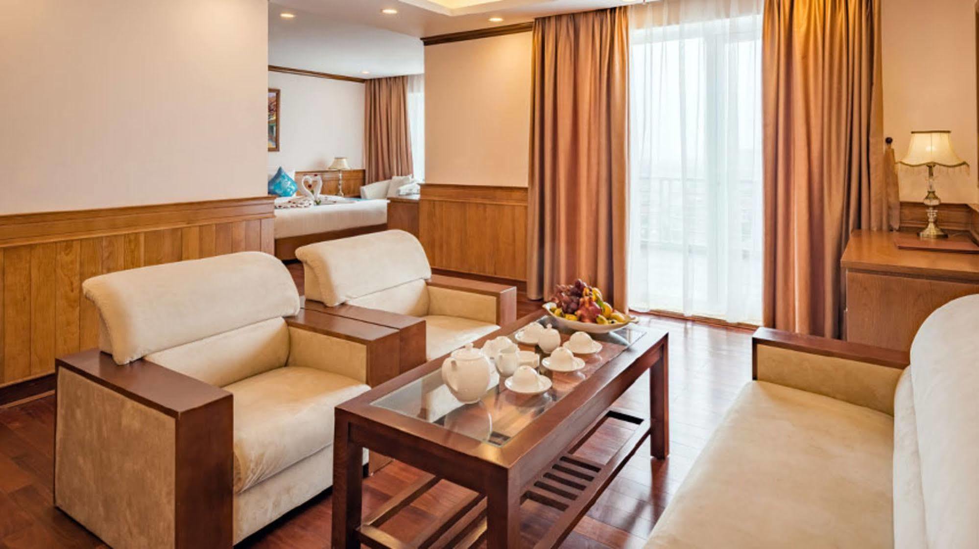 Lam Giang Hotel Vinh Esterno foto